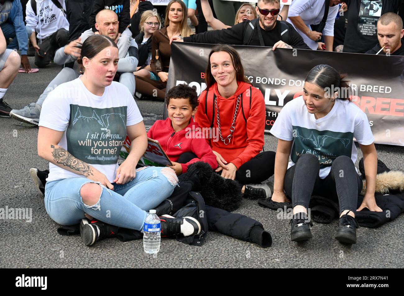 Londra, Regno Unito. I manifestanti marciarono a Whitehall in opposizione alla proposta del primo ministro Rishi Sunak di vietare i cani bully XL americani a seguito di una serie di incidenti violenti ad adulti e bambini. Crediti: michael melia/Alamy Live News Foto Stock