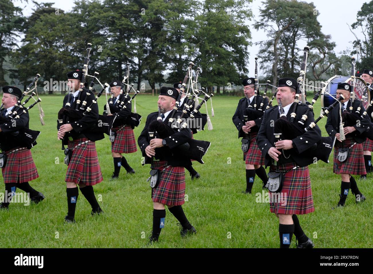 Selkirk, Regno Unito. 23 settembre 2023. 1° Country & Food Festival presso la Philiphaugh Estate, l'evento inaugurale che si tiene nelle terre della tenuta, vicino a Selkirk, con espositori di artigianato, cibo e campagna, nonché dimostrazioni e mostre di sport campestri. Visitatori e attività generali in loco. Galashiels Pipe band che apre l'evento. ( Credit: Rob Gray/Alamy Live News Foto Stock