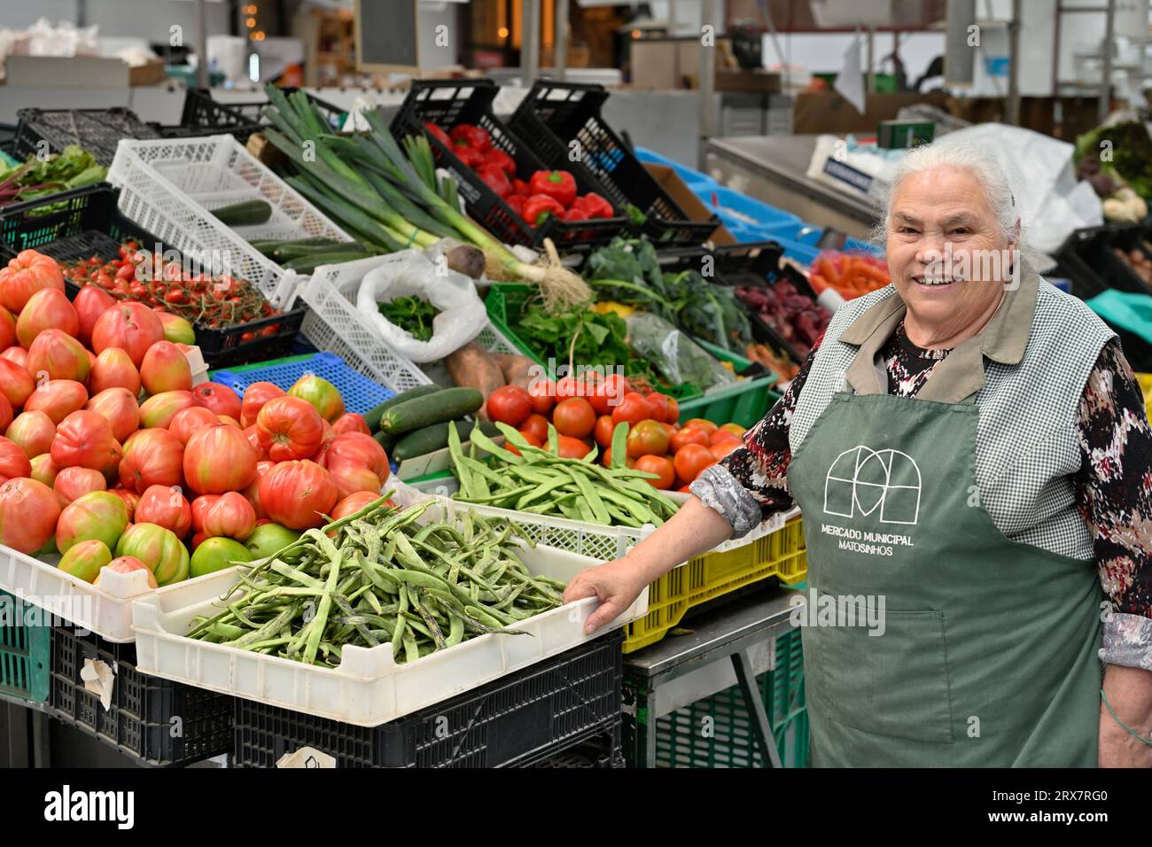 Donna che lavora in bancarelle di frutta e verdura al mercato municipale, Mercado Municipal de Matosinhos, Porto, Portogallo Foto Stock