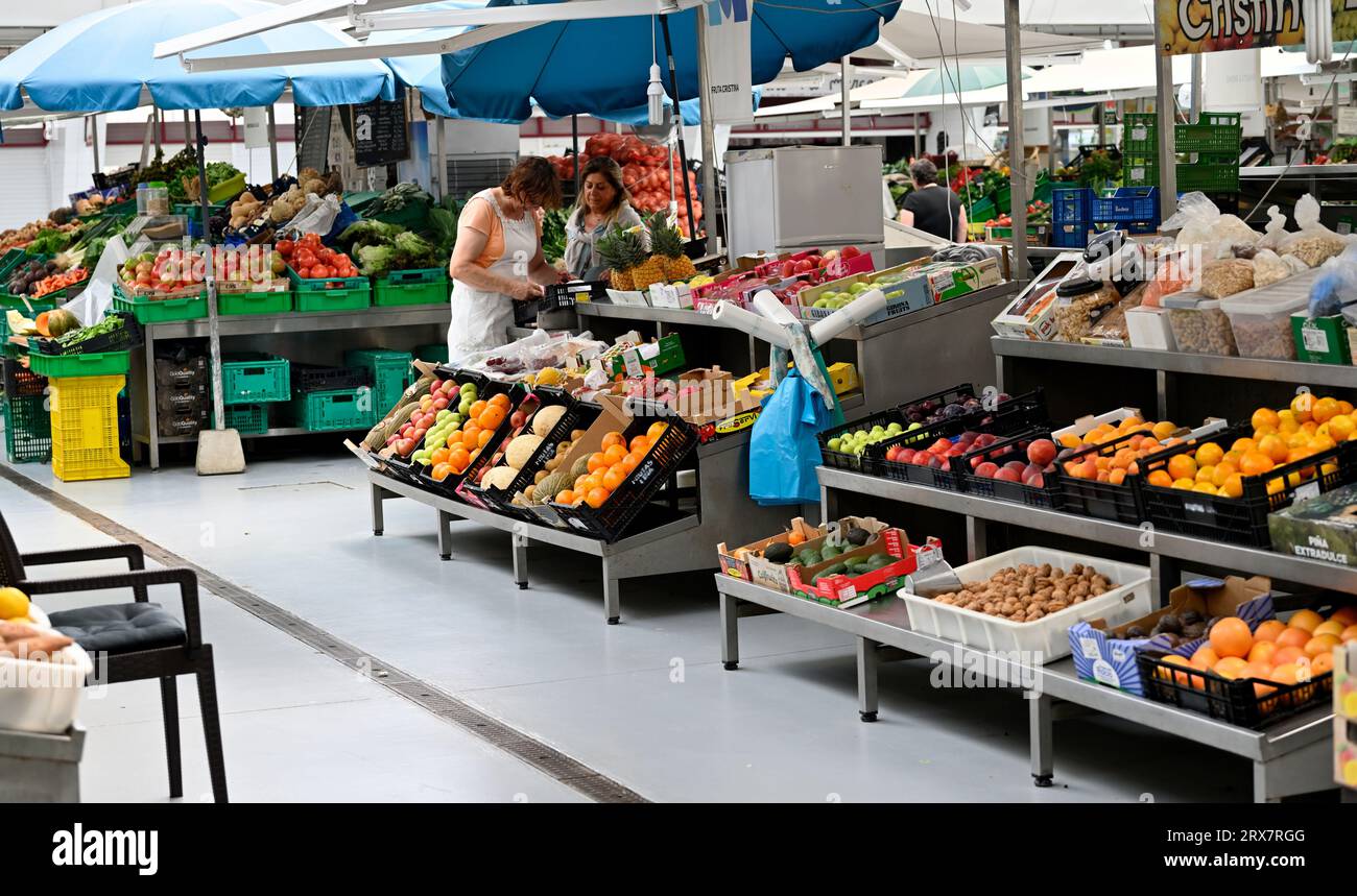 Bancarelle di frutta e verdura presso il mercato municipale, Mercado Municipal de Matosinhos, Porto, Portogallo, Foto Stock