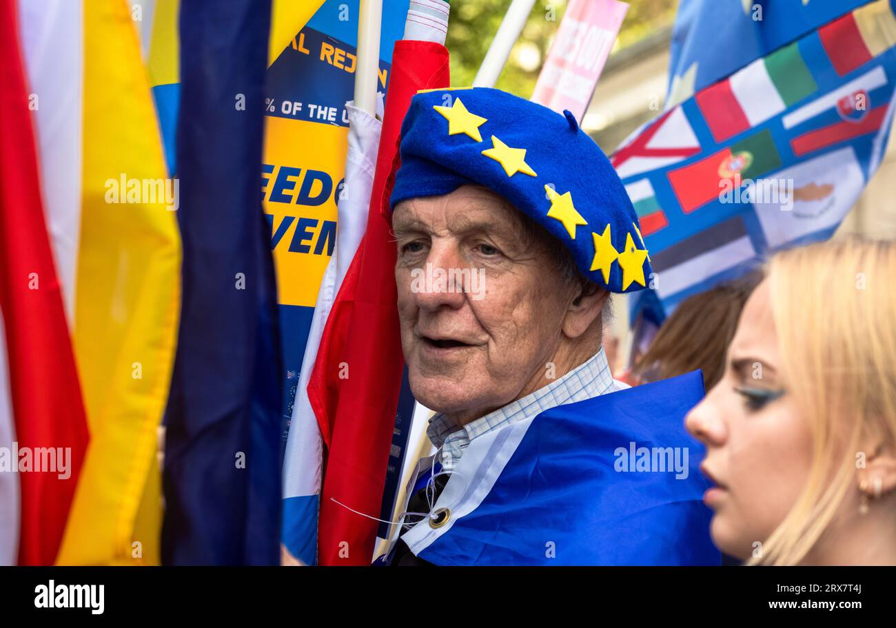 Londra, Regno Unito. 23 settembre 2023: Un anziano attivista anti-Brexit è circondato da colorate bandiere europee in occasione della marcia di ricongiungimento nazionale dell'UE nel centro di Londra. Migliaia di persone hanno marciato per tutta la città a sostegno del reinserimento del Regno Unito nell'Unione europea. Crediti: Andy Soloman/Alamy Live News Foto Stock