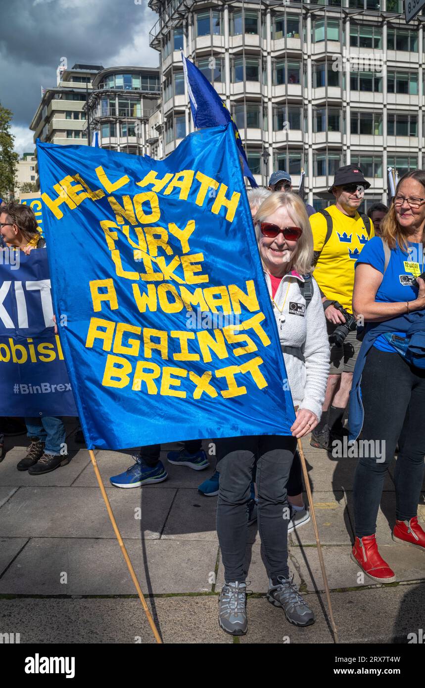 Londra, Regno Unito. 23 settembre 2023: Una donna inglese tiene uno striscione di protesta Brexit all'EU National Rejoin March nel centro di Londra. Migliaia di persone hanno marciato per tutta la città a sostegno del reinserimento del Regno Unito nell'Unione europea. Crediti: Andy Soloman/Alamy Live News Foto Stock