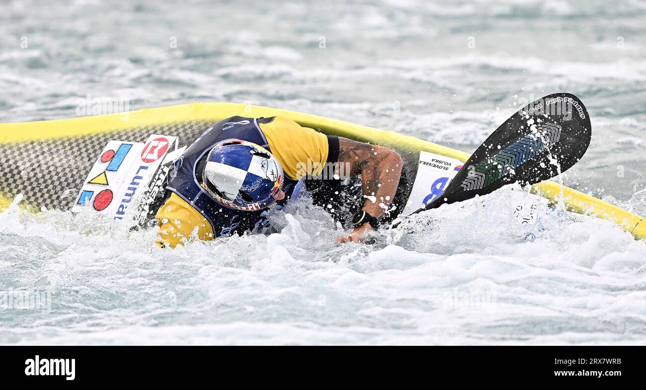 Waltham Cross, Regno Unito. 23 settembre 2023. 2023 Campionati del mondo di canoa. Lee Valley White Water Centre. Waltham Cross. Peter Kauzer (SLO) ha quasi capitolato alla fine della sua corsa nelle finali di kayak durante i Campionati del mondo di canoa 2023 al Lee Valley White Water Centre, Regno Unito. Credito: Sport in Pictures/Alamy Live News Foto Stock