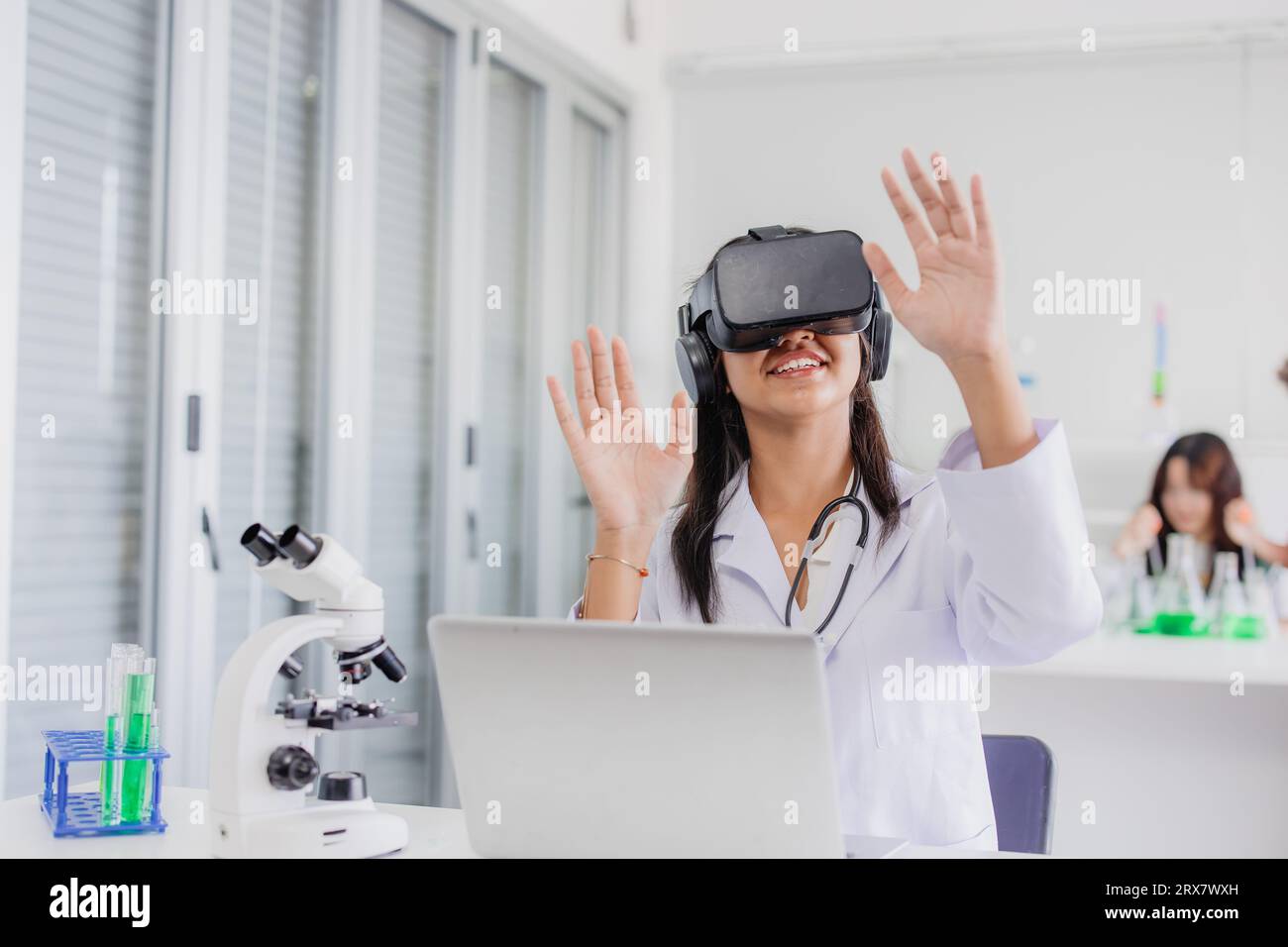 Studente che utilizza la tecnologia degli occhiali per realtà virtuale per aiutare le classi di scienze dell'apprendimento visivo nella scuola moderna Foto Stock