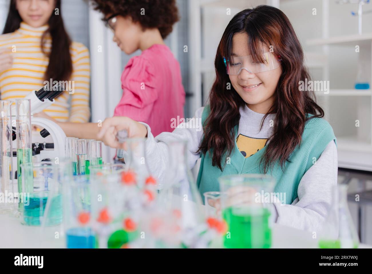 Bambini adolescenti scienziato che gioca di ruolo in un divertente laboratorio di chimica scientifica per l'educazione scolastica Foto Stock