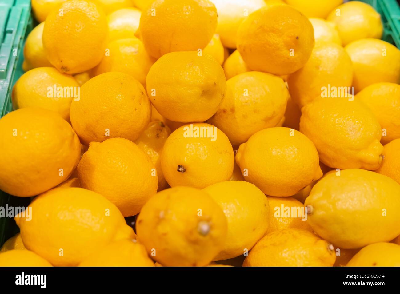 Limoni freschi, limoni gialli, frutta fresca in un supermercato. Foto Stock