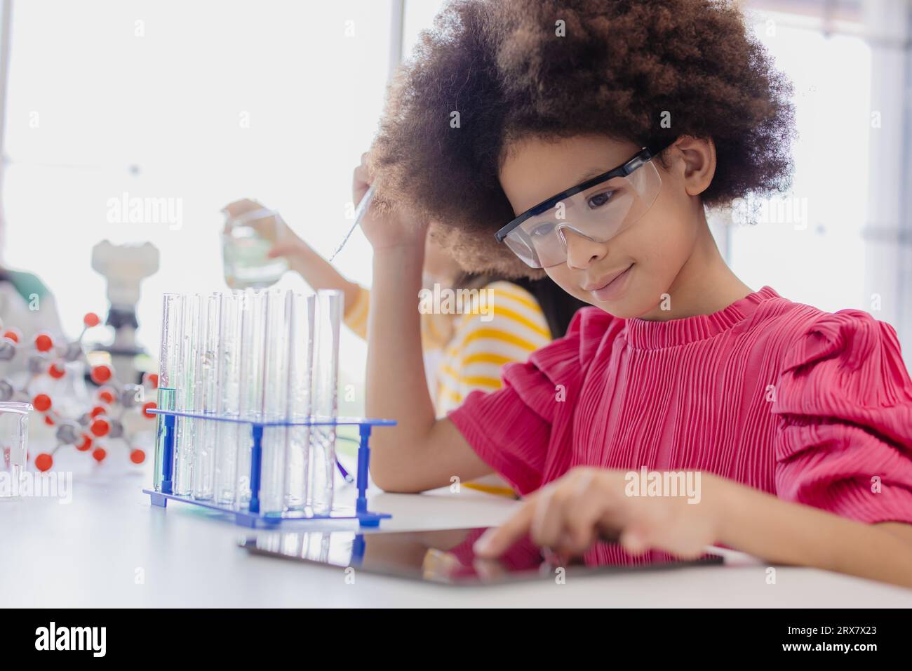 Bambini afro Black Kid Diversity che giocano in un laboratorio chimico scientifico per imparare l'educazione scolastica con gli amici Foto Stock
