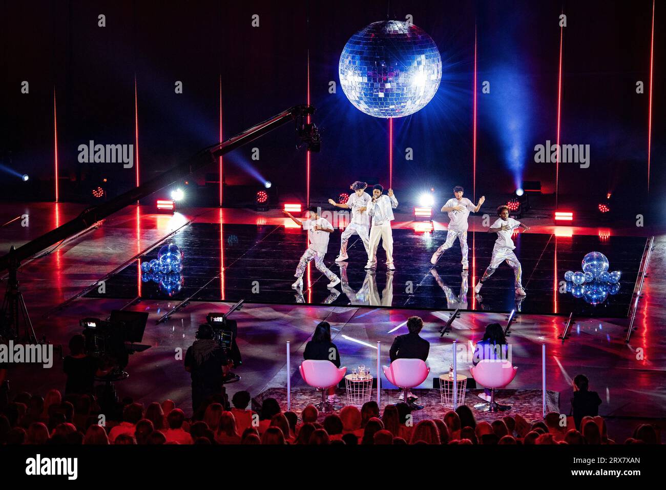 ROTTERDAM - DURON durante la finale del Junior Song Contest a Rotterdam Ahoy. L'atto vincente rappresenterà i Paesi Bassi al Junior Eurovision Song Contest. ANP RAMON VAN FLYMEN paesi bassi Out - belgio Out Foto Stock