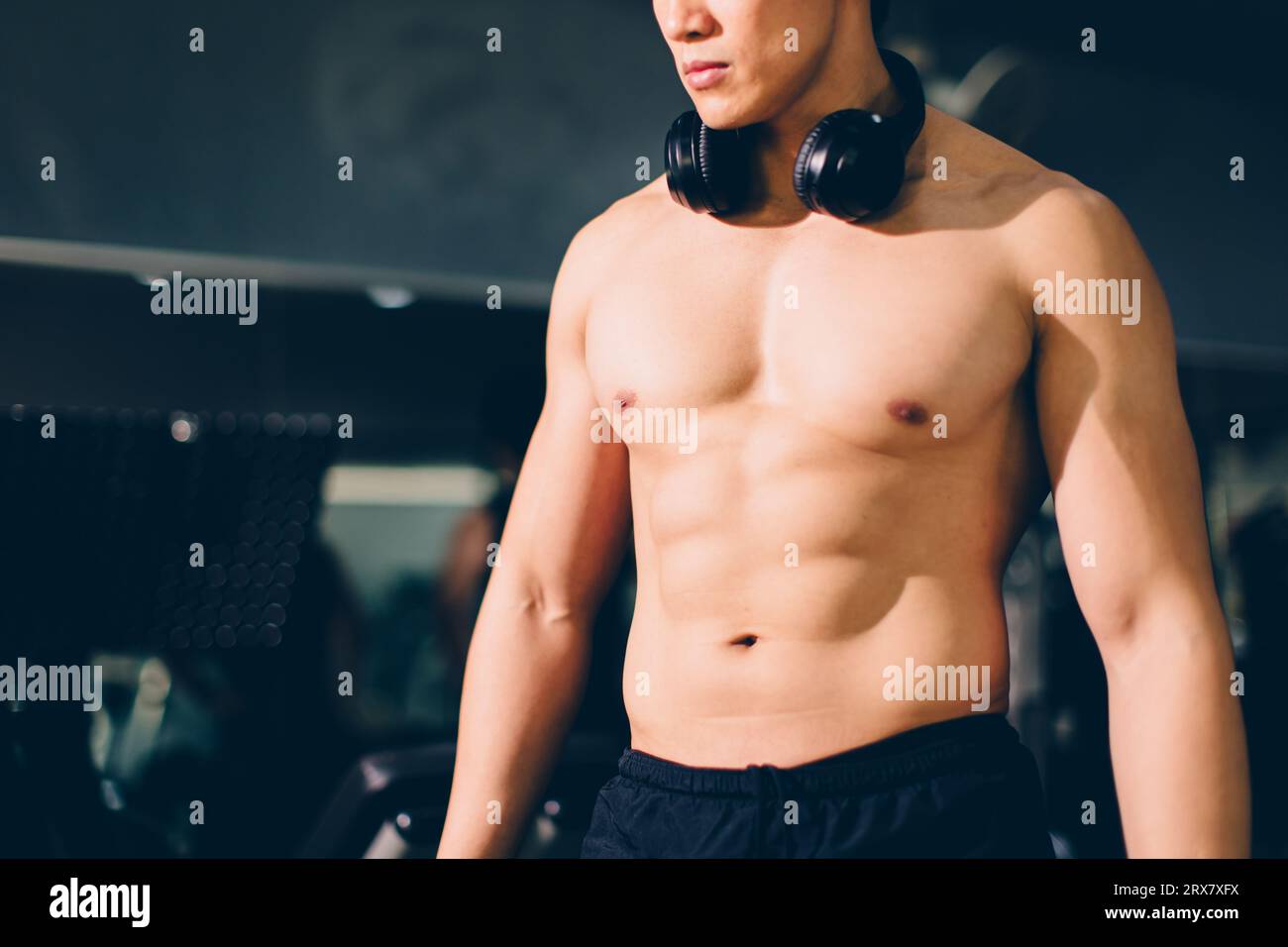 Sport bodybuilding maschile bella forza perfetta torace muscoloso da allenamento muscolare core in palestra sport club Foto Stock