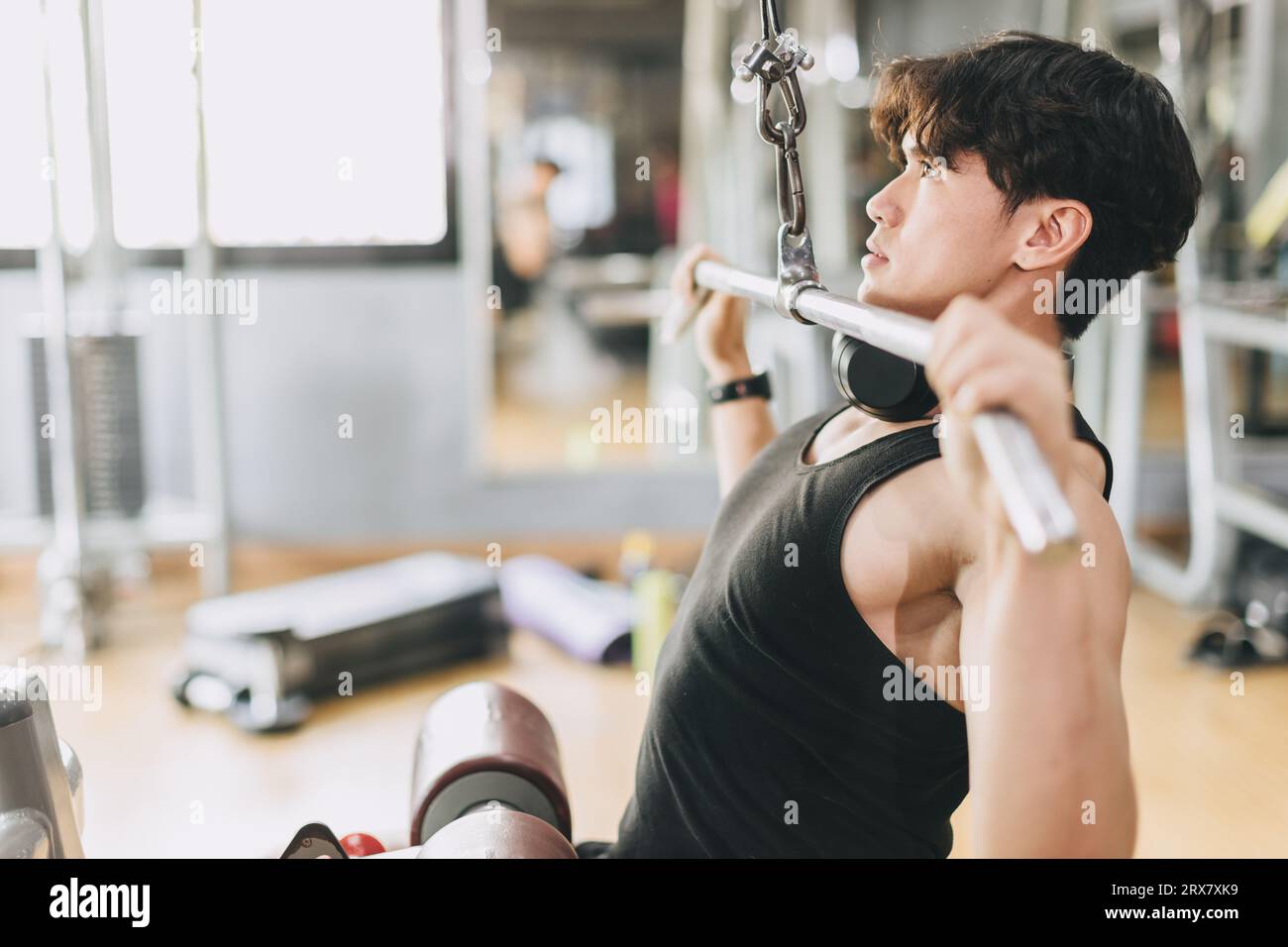 Esercizi asiatici di fitness maschile Pull per l'allenamento muscolare al petto e alle spalle in Sport Club Foto Stock