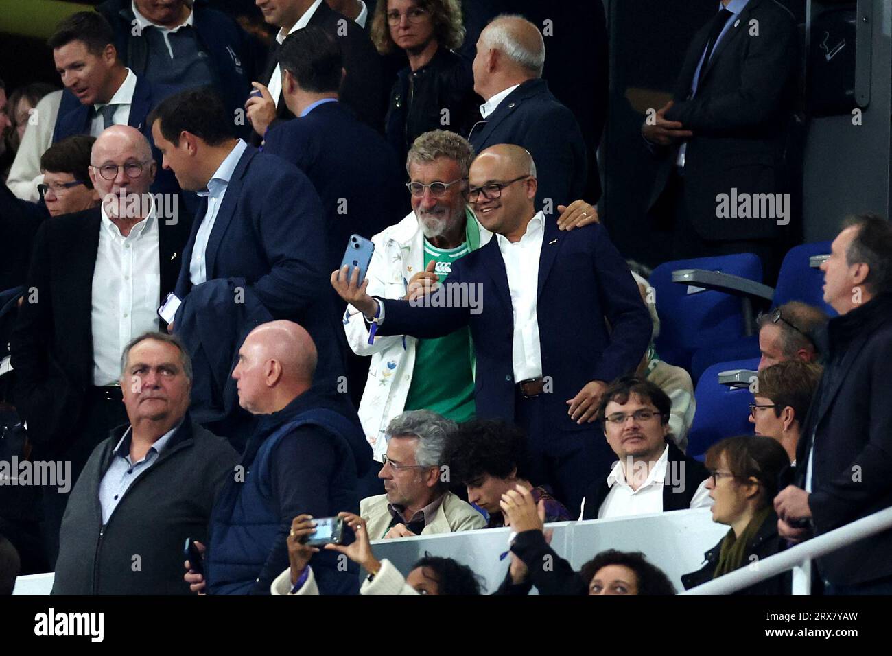 Il commentatore di F1 Eddie Jordan (centro) scatta una foto prima della Coppa del mondo di rugby 2023, partita a biliardo B allo Stade de France di Parigi, in Francia. Data immagine: Sabato 23 settembre 2023. Foto Stock