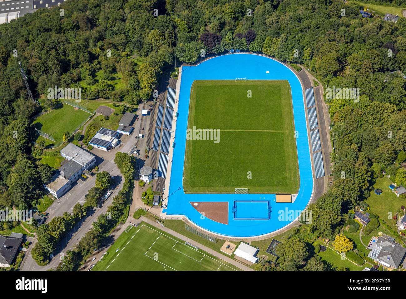 Vista aerea, Bremenstadion, confine con il campo blu, Bremenplatz Berninghausen, Milspe, Ennepetal, regione della Ruhr, Renania settentrionale-Vestfalia, Germania, DE, Europa, S Foto Stock