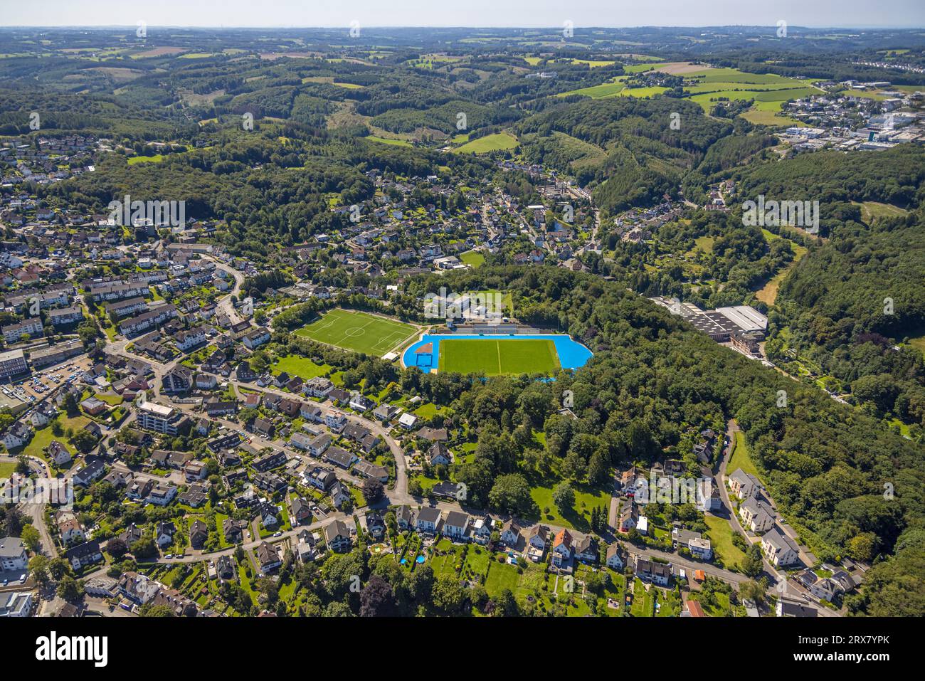 Vista aerea, Bremenstadion, confine con il campo blu, Bremenplatz Berninghausen, Milspe, Ennepetal, regione della Ruhr, Renania settentrionale-Vestfalia, Germania, DE, Europa, S Foto Stock