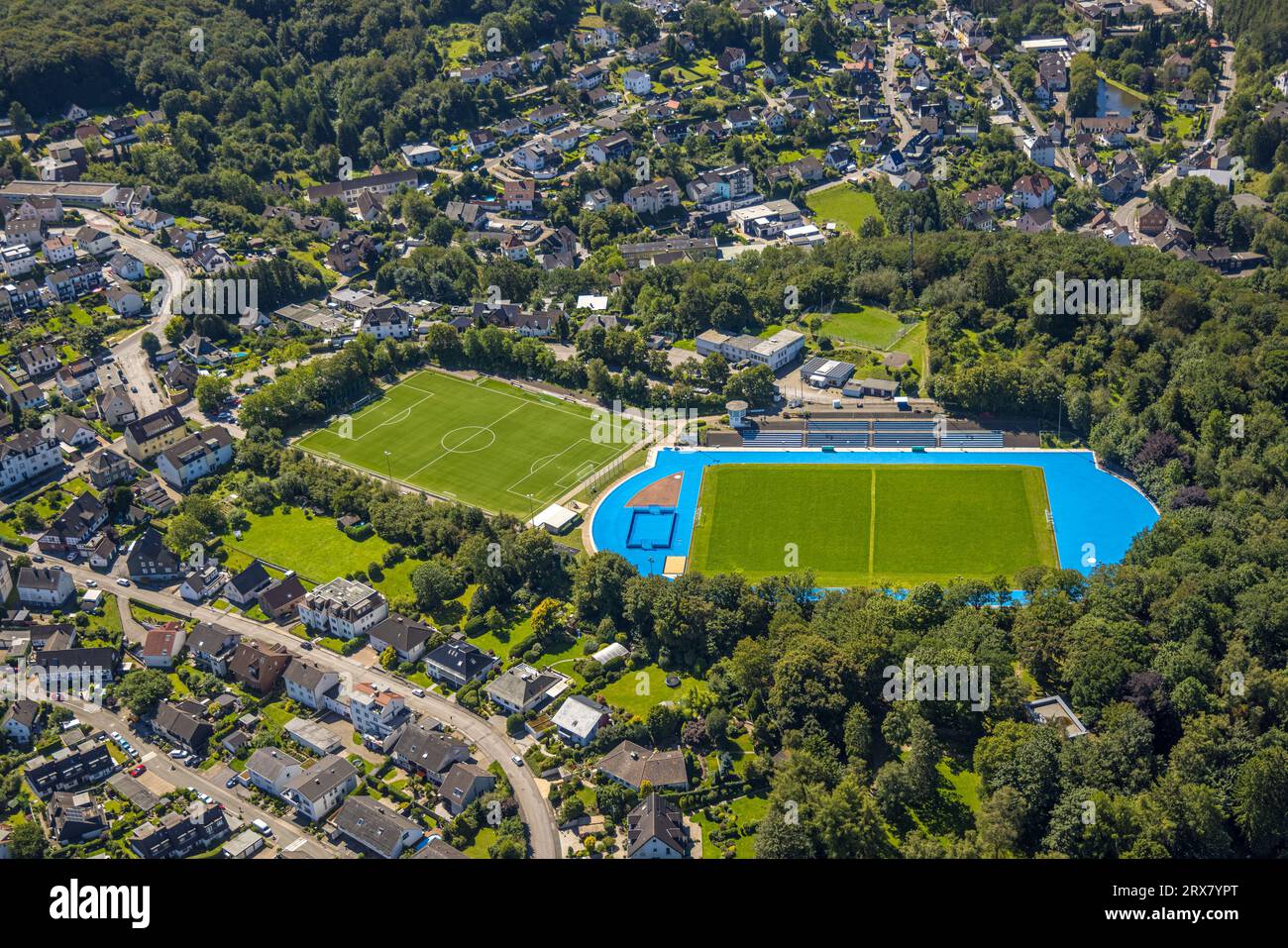 Vista aerea, Bremenstadion, confine con il campo blu, Bremenplatz Berninghausen, Milspe, Ennepetal, regione della Ruhr, Renania settentrionale-Vestfalia, Germania, DE, Europa, S Foto Stock