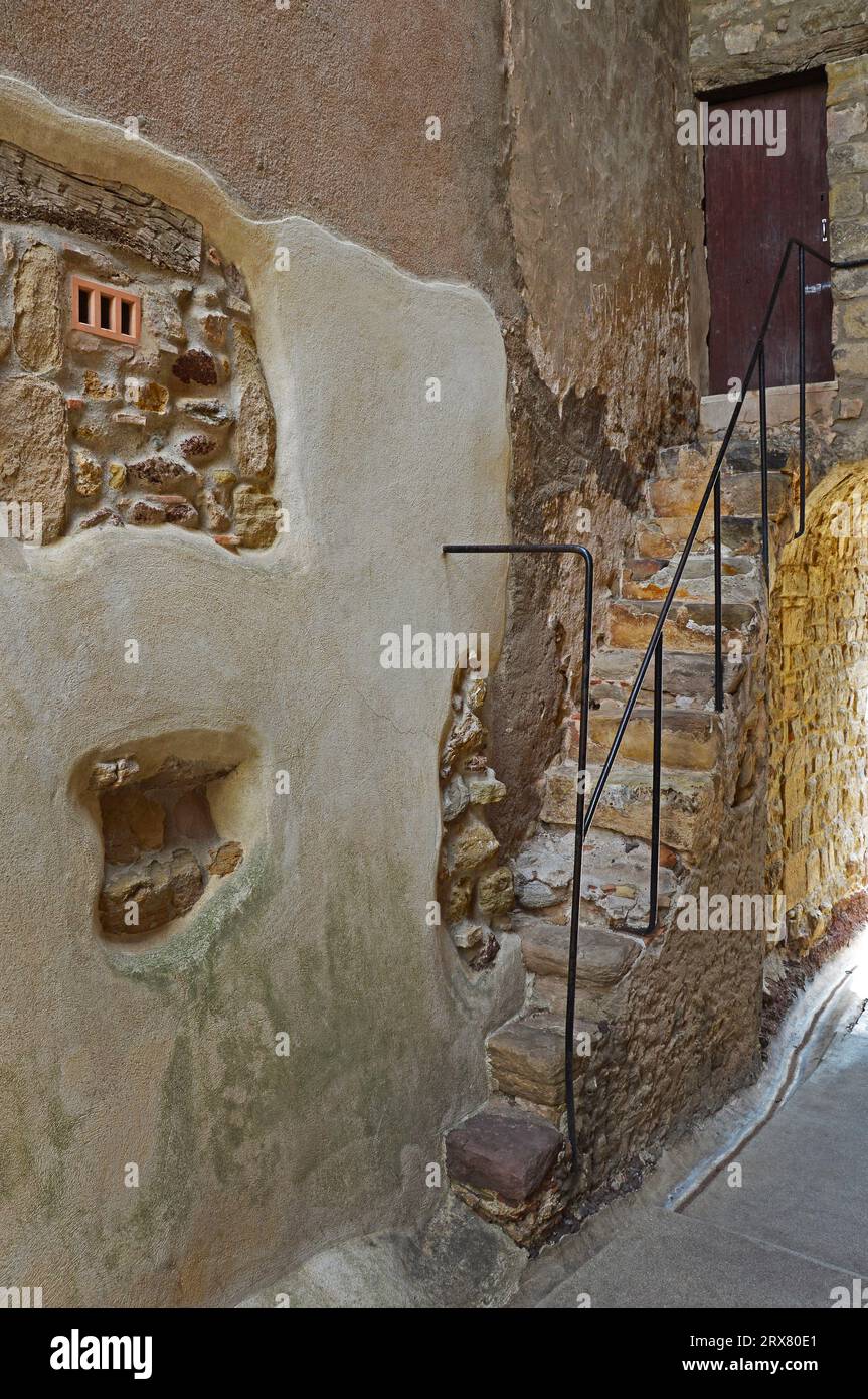 L'ingresso di un'antica casa in Louis et Alfred Jaume Lane a Roquebrune-sur-Argens sulla Costa Azzurra in Francia Foto Stock