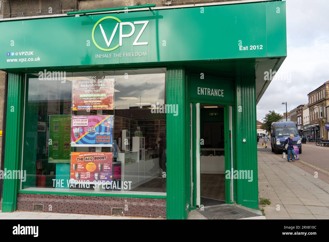 VPZ - Un negozio di svapo a North Shields, North Tyneside, nel centro della città del Regno Unito, ha pubblicità dai colori vivaci nella finestra. Foto Stock