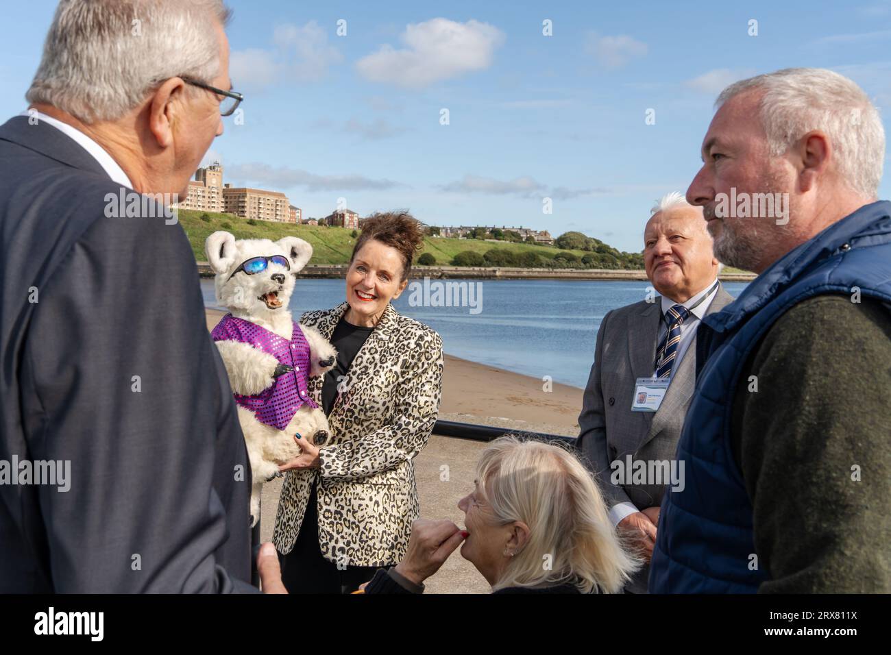 Eileen Thompson, animatori per bambini Eileen e Joe, con Nip the Dog e invitati dalla comunità di North Shields, North Tyneside, Regno Unito Foto Stock