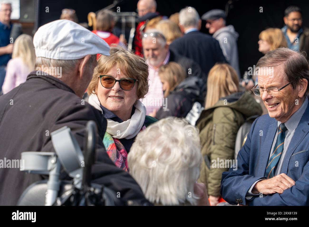 Brenda Blethyn (vera di ITV) incontra i fan in una breve passeggiata sul Fish Quay North Shields, North Tyneside, Regno Unito, all'inaugurazione della scultura di Herring Girl Foto Stock
