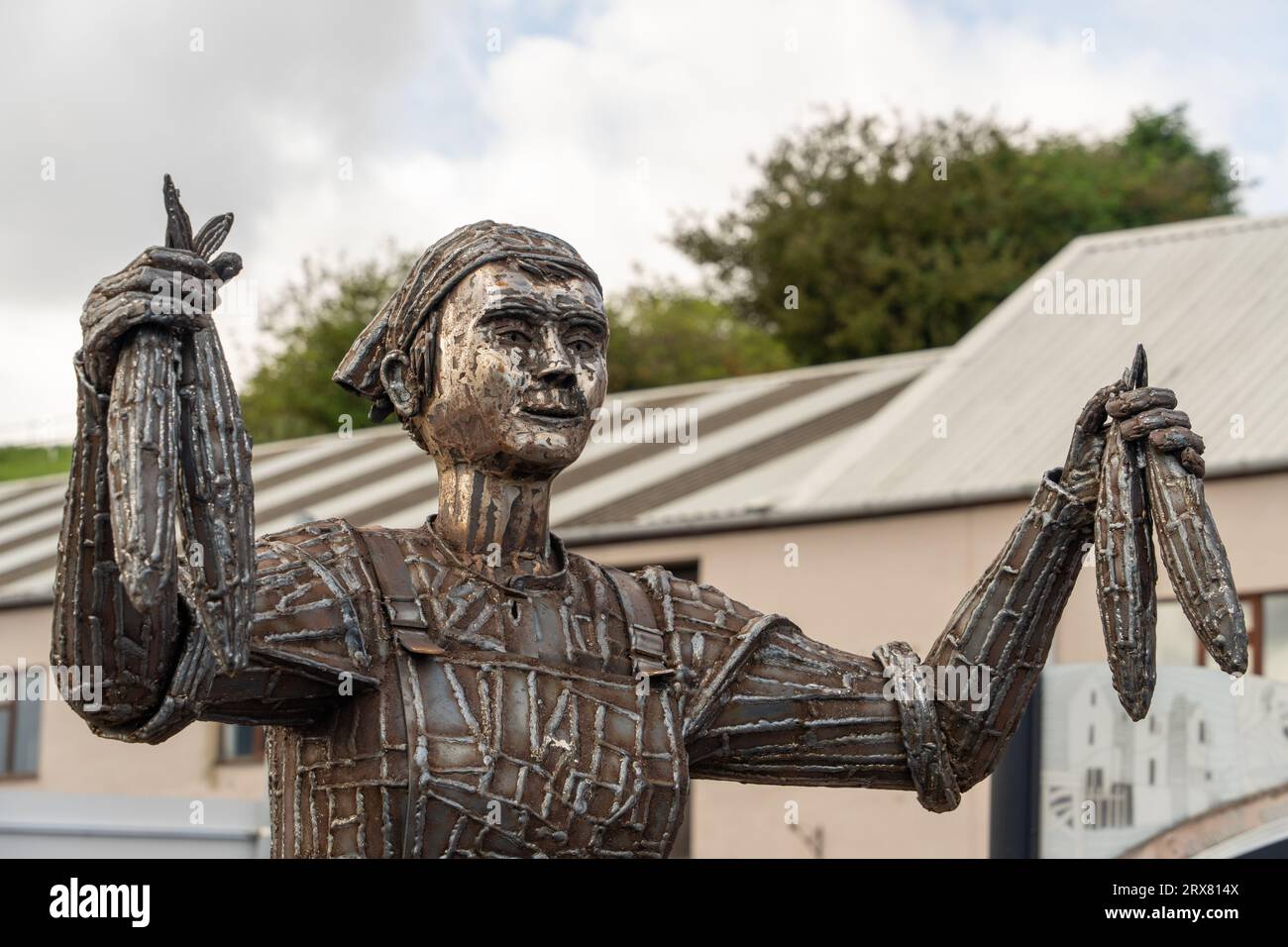 La scultura Herring Girl di Ray Lonsdale a Fish Quay, North Shields, North Tyneside, Regno Unito, all'evento di inaugurazione. Foto Stock