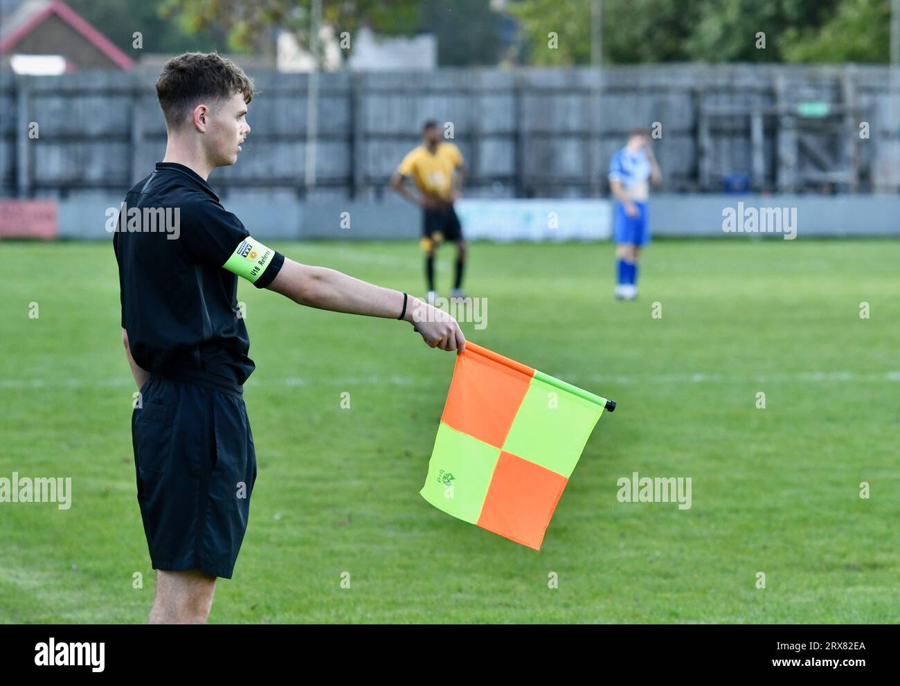 Un assistente arbitro sotto i diciotto anni in una partita di calcio semi-professionale Foto Stock