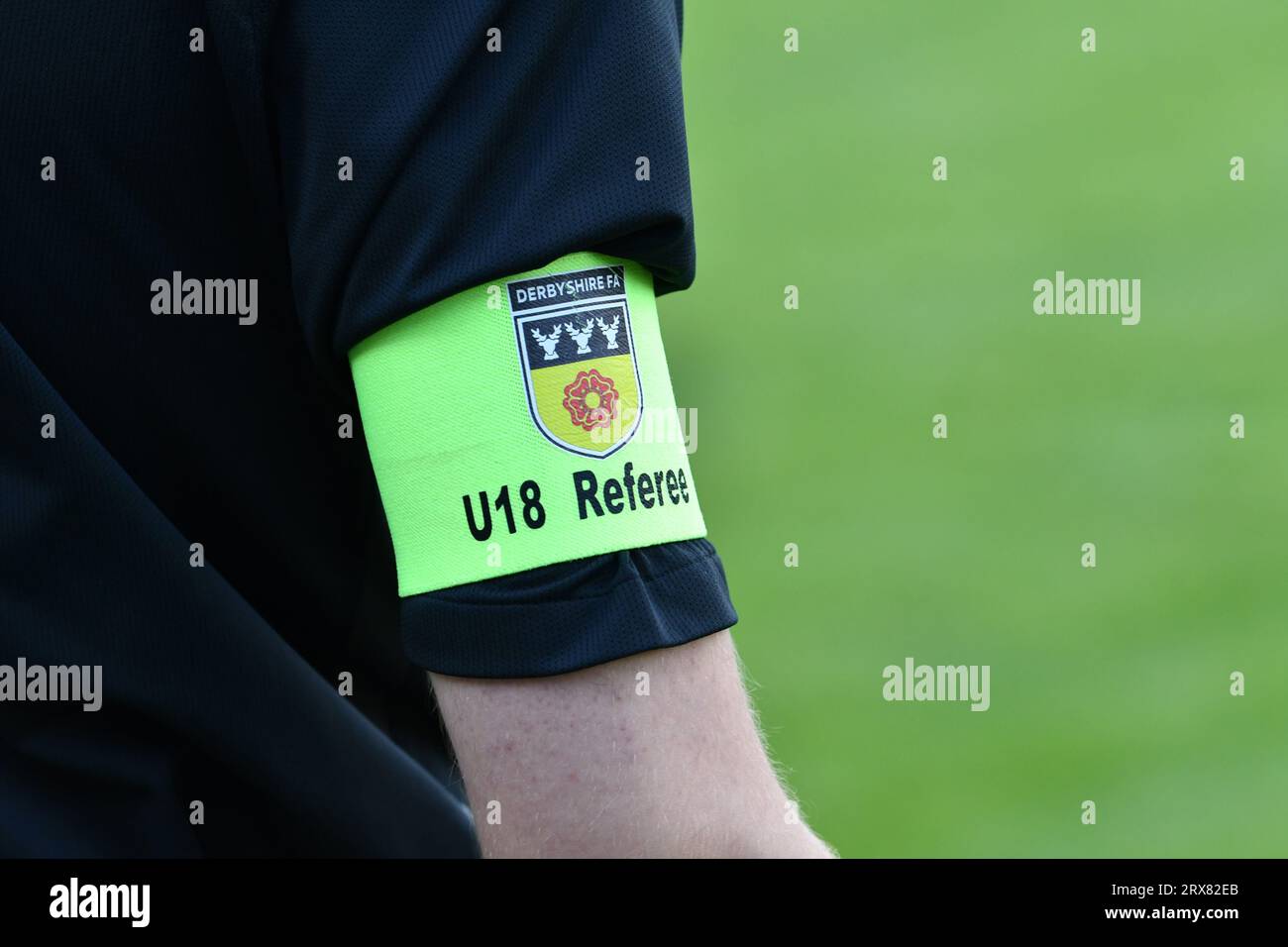Fascia da braccio AM che mostra che l'assistente arbitro in una partita di calcio semi-professionale ha meno di diciotto anni. Foto Stock