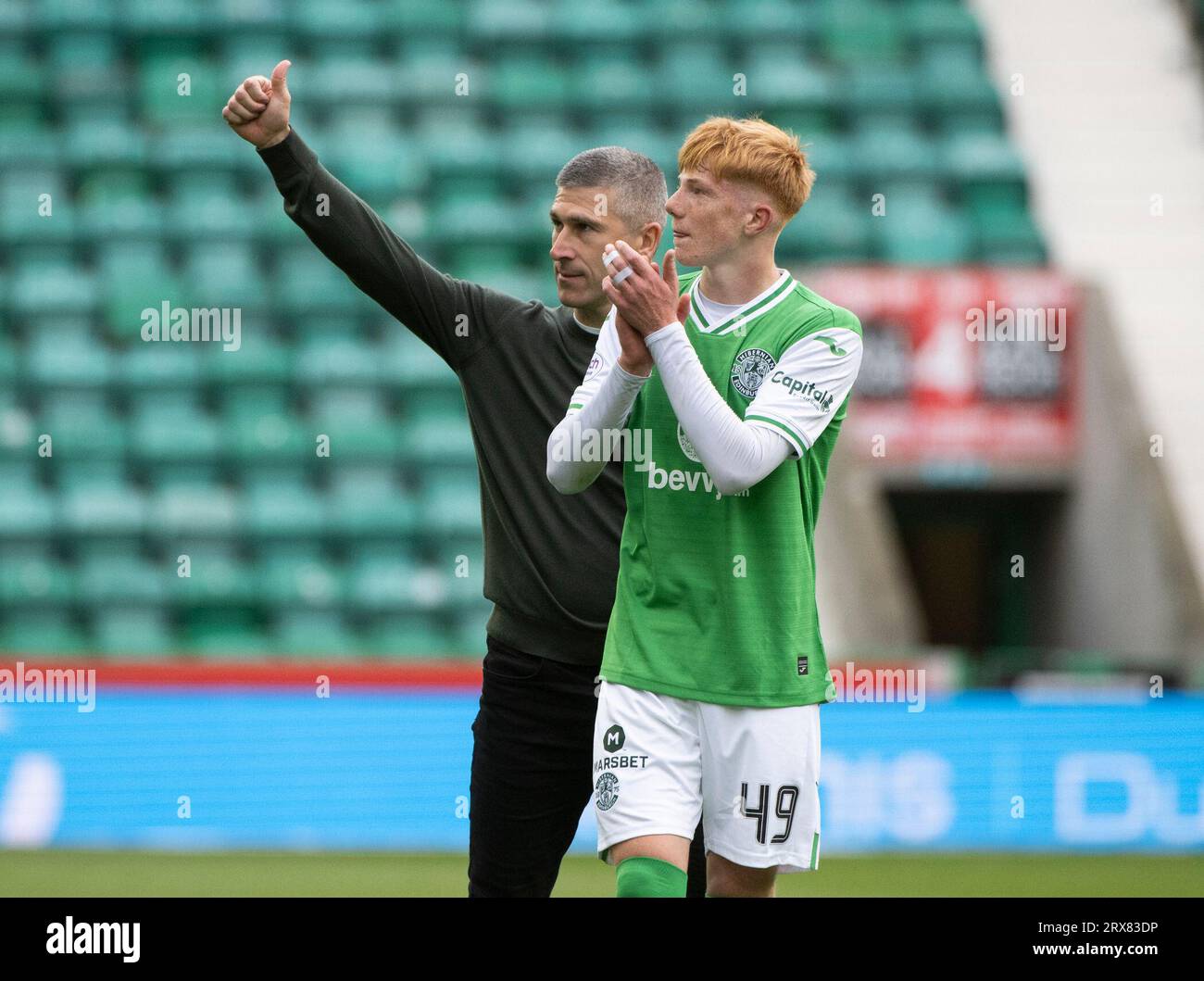 Edimburgo, Regno Unito. 23 settembre 2023. Scottish Premiership - Hibernian FC contro St Johnstone FC 23092023 nuovo capo allenatore di Hibs, Nick Montgomery e Rory Whittaker che, a 16 anni e 44 giorni, è diventato il giocatore più giovane a giocare per il club salutare i tifosi come la squadra di casa ha battuto St Johnstone 2-0 grazie ai gol di Lewis Miller e Dylan Vente nella Scottish Premiership all'Easter Road Stadium di Edimburgo, Regno Unito credito: Ian Jacobs/Alamy Live News Foto Stock