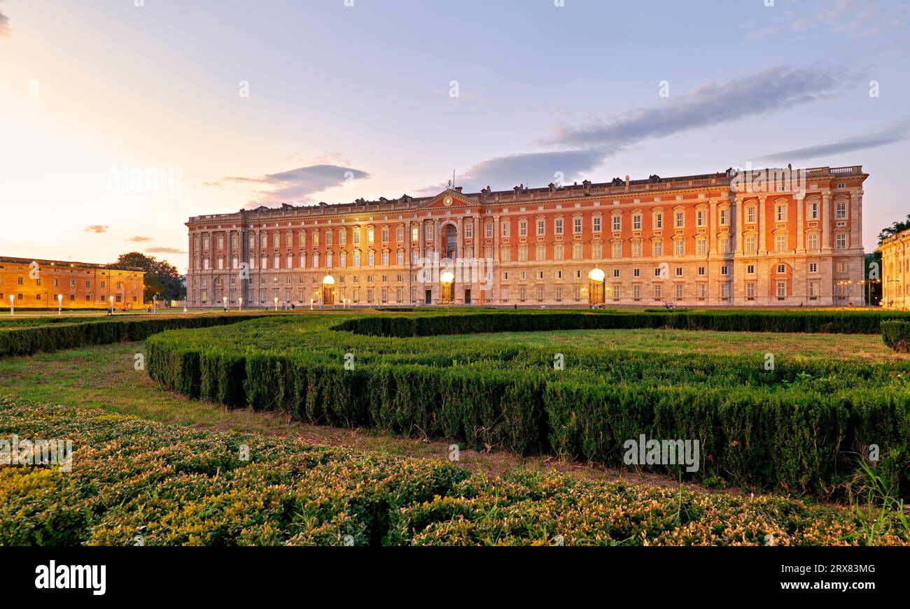 Caserta Campania Italia. Il Palazzo reale al tramonto Foto Stock