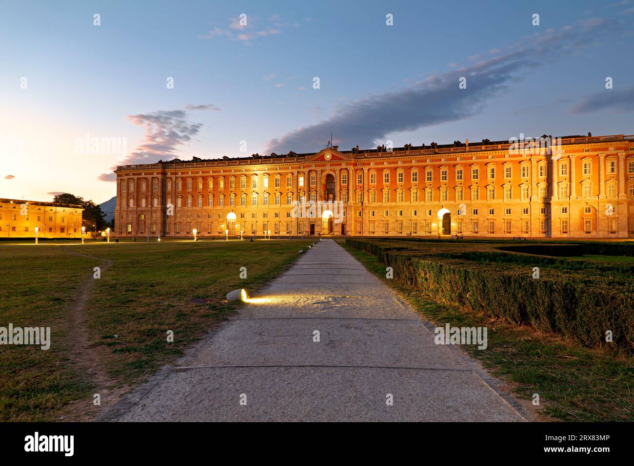 Caserta Campania Italia. Il Palazzo reale al tramonto Foto Stock