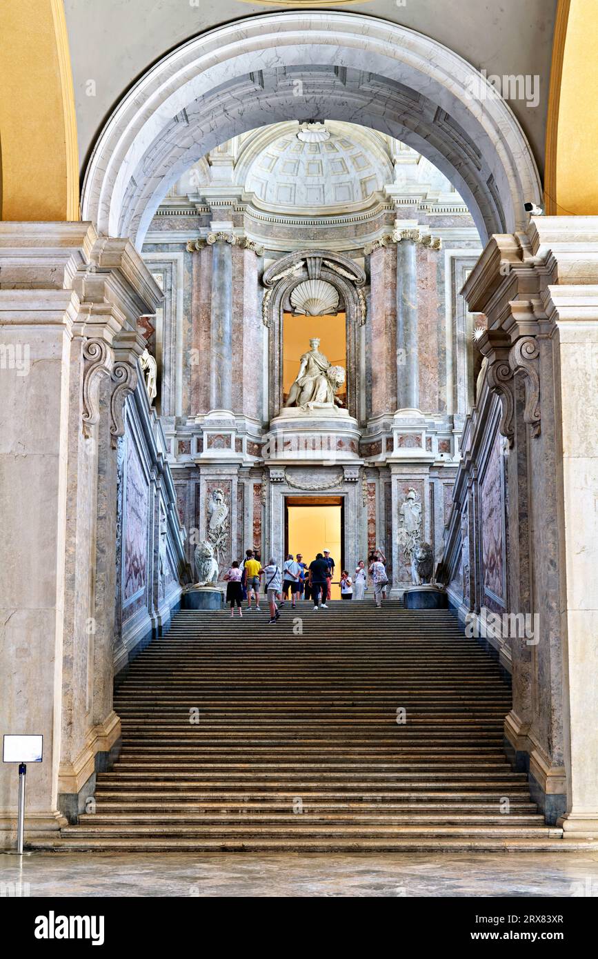 Caserta Campania Italia. L'ingresso al Palazzo reale e la maestosa scalinata d'onore di Luigi Vanvitelli. Foto Stock