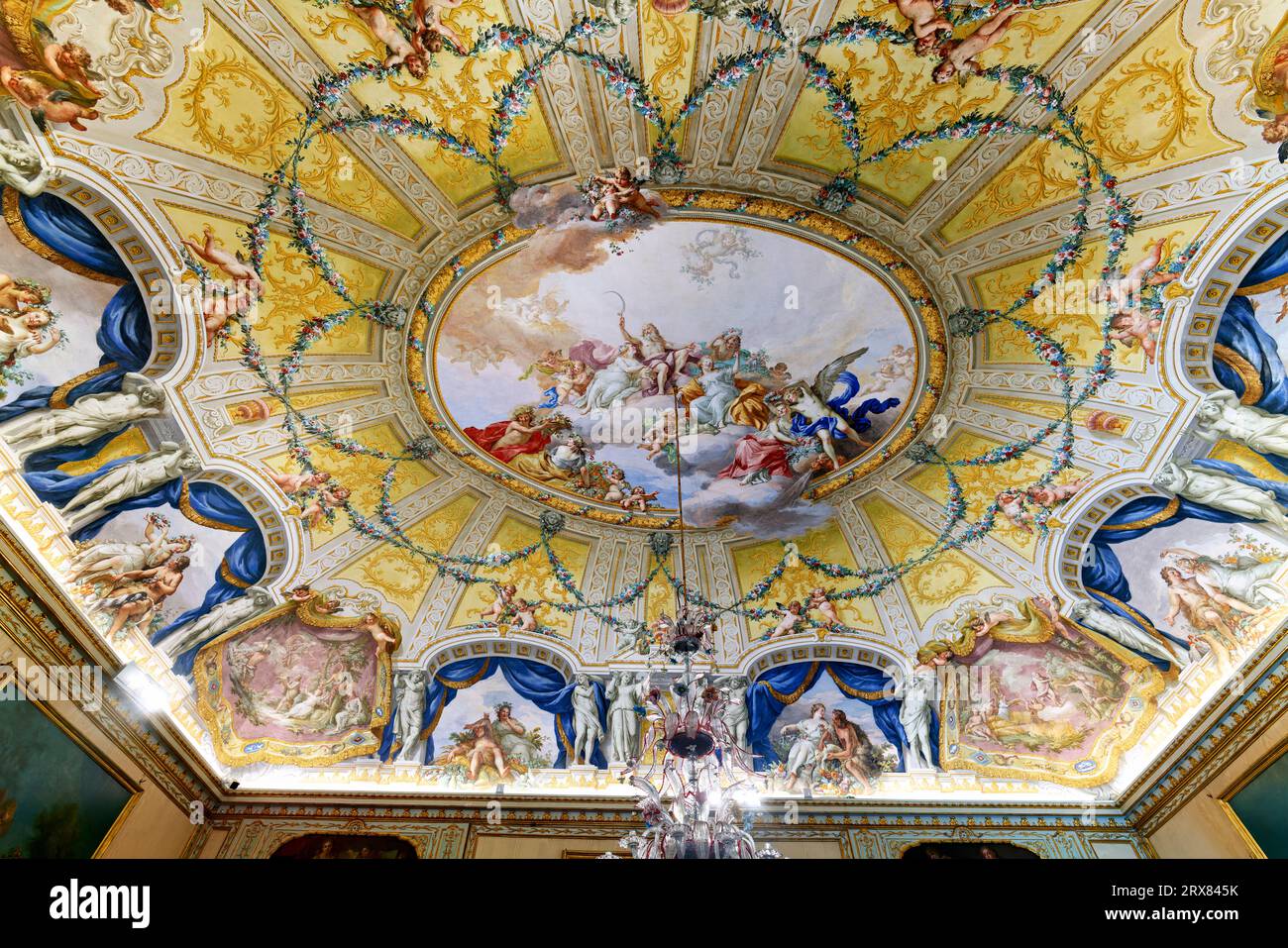 Caserta Campania Italia. Il Palazzo reale. Il soffitto dell'appartamento Queen Maria Carolina Foto Stock