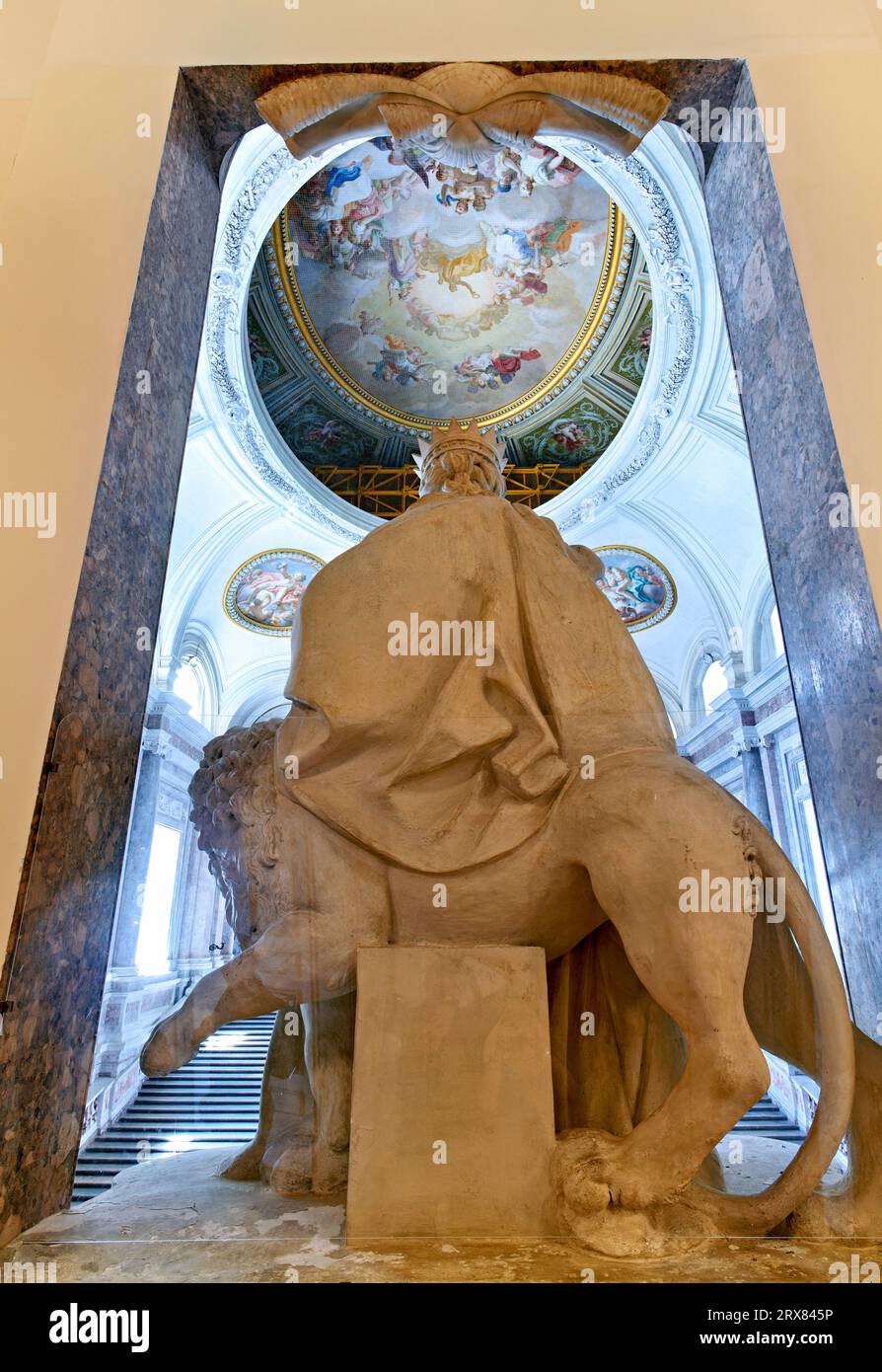 Caserta Campania Italia. Il Palazzo reale. Statua di marmo all'ingresso Foto Stock