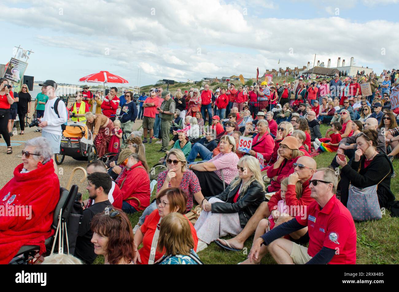 Whitstable, Kent, Regno Unito. 23 settembre 2023. La folla di Tankerton Beach Whitstable, Kent. Save Our Seas Protest, 15:00, 23 settembre 2023 credito: Prixpics/Alamy Live News Foto Stock