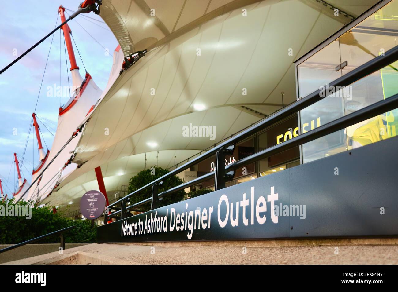 Benvenuto all'insegna del centro commerciale Ashford Designer Outlet Ashford Kent Inghilterra Regno Unito Foto Stock