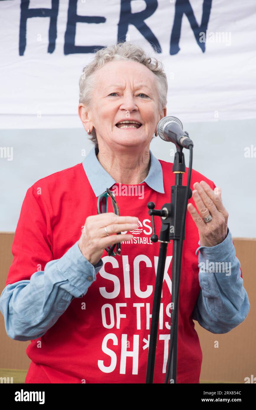 Whitstable, Kent, Regno Unito. 23 settembre 2023. Jenny Jones, Baronessa Jones di Moulsecoomb Green party si rivolge alla folla a Whitstable, Kent, per la protesta Save Our Seas, 15:00, 23 settembre 2023 credito: Prixpics/Alamy Live News Foto Stock