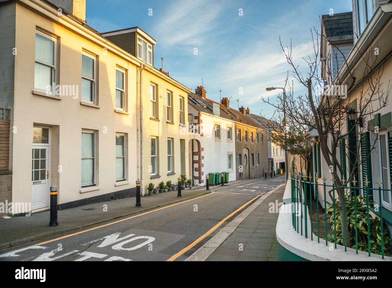Via con piccole case lungo la strada, Belozanne, bailiwick of Jersey, Channel Islands, Gran Bretagna Foto Stock