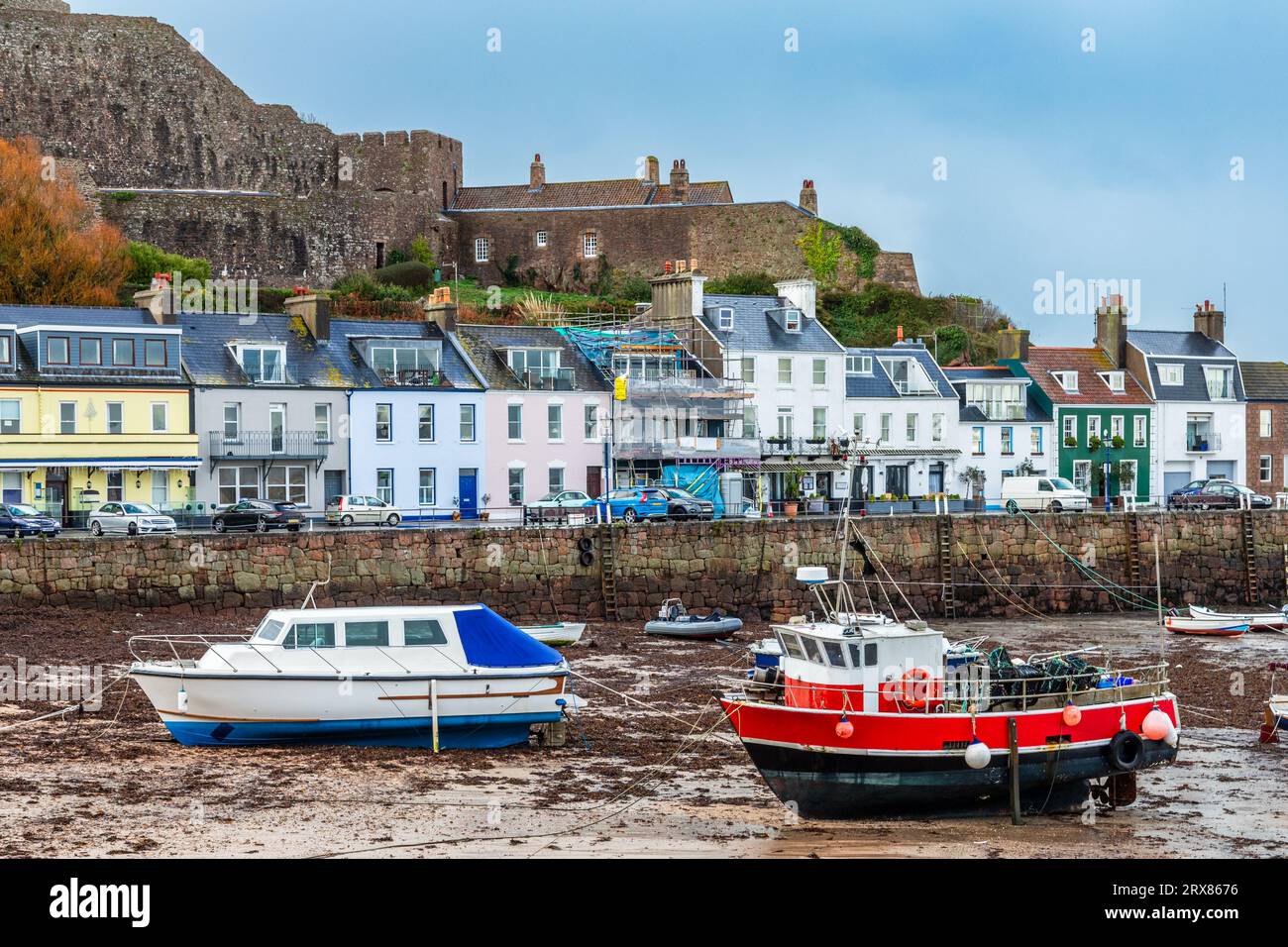 Passeggiata sul lungomare del villaggio di Gorey con yacht sulla riva in bassa marea, Saint Martin, bailiwick of Jersey, Channel Islands, Great Britain8 Foto Stock