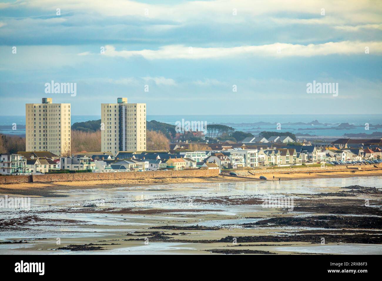 Panorama della capitale di Saint Helier con edifici e case residenziali sul litorale di la Manche, nella bassa marea bailiwick di Jersey, Isole del Canale, Foto Stock