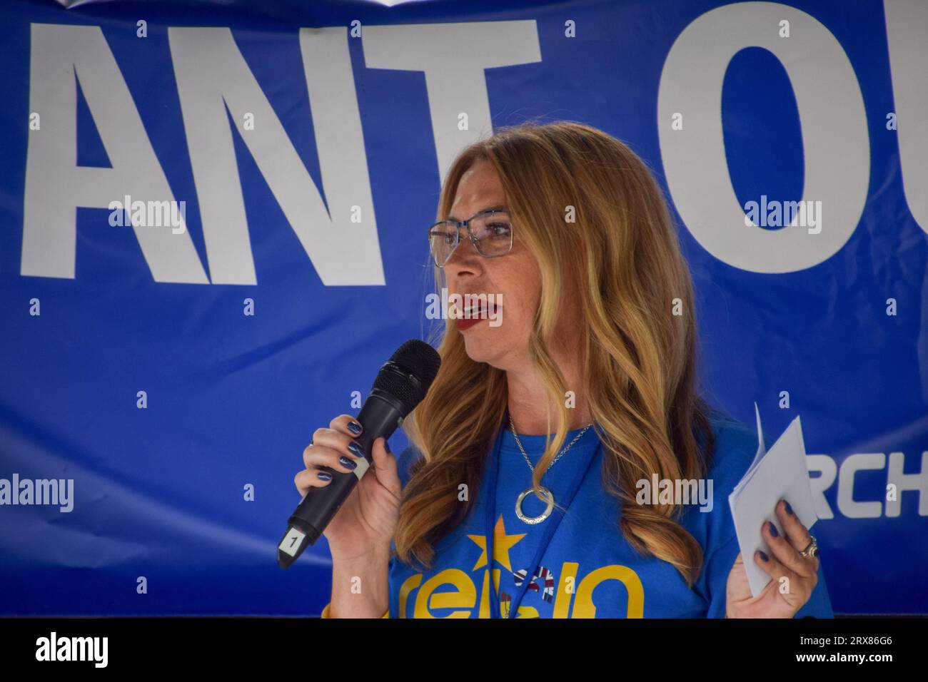 Londra, Regno Unito. 23 settembre 2023. Bremain in Spagna la vicepresidente Lisa Burton tiene un discorso in Piazza del Parlamento. Migliaia di manifestanti anti anti-Brexit hanno partecipato alla marcia di ricongiungimento nazionale nel centro di Londra chiedendo che il Regno Unito rientri nell'UE. Credito: Vuk Valcic/Alamy Live News Foto Stock