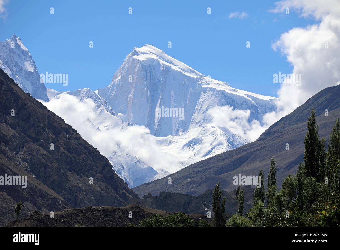 Golden Peak dalla valle di Nagar nel nord del Pakistan Foto Stock