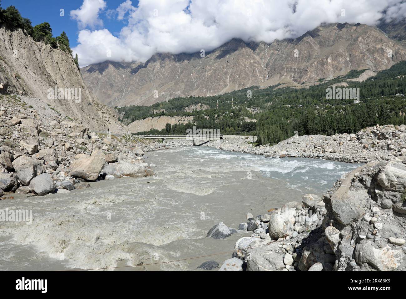 Acque glaciali dei fiumi Hispar che sfociano nel fiume Hunza nel Pakistan settentrionale Foto Stock