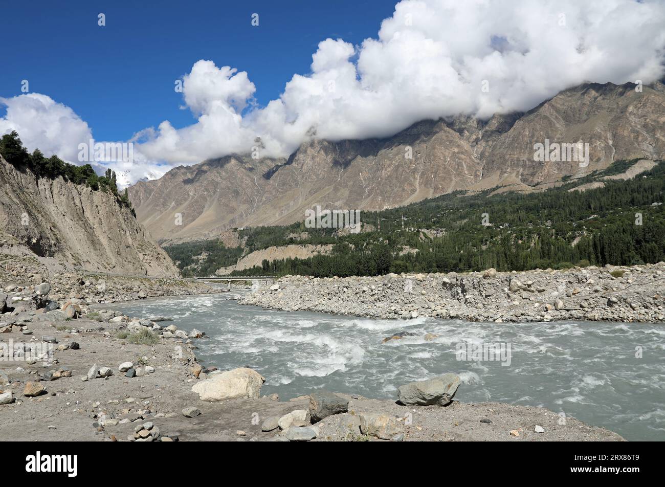 /Fiume Hunza dove è Unito dall'acqua di fusione del ghiacciaio Hispar Foto Stock