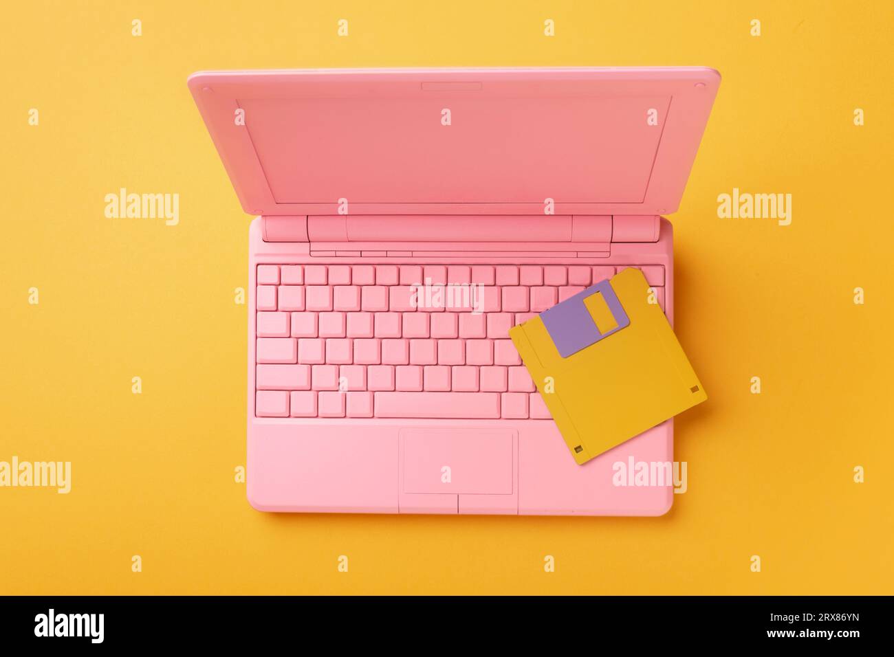 PinColored Pink laptop con luminoso floppy disk, concetto di modernità.k laptop con luminoso floppy disk, concetto di modernità. Foto di alta qualità Foto Stock