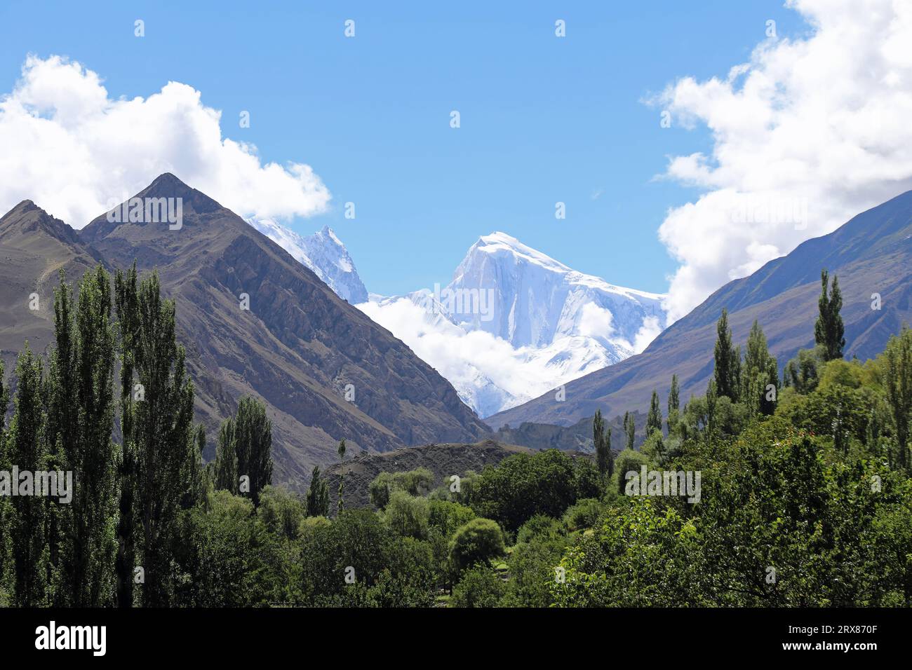 Golden Peak dalla valle di Nagar nel nord del Pakistan Foto Stock