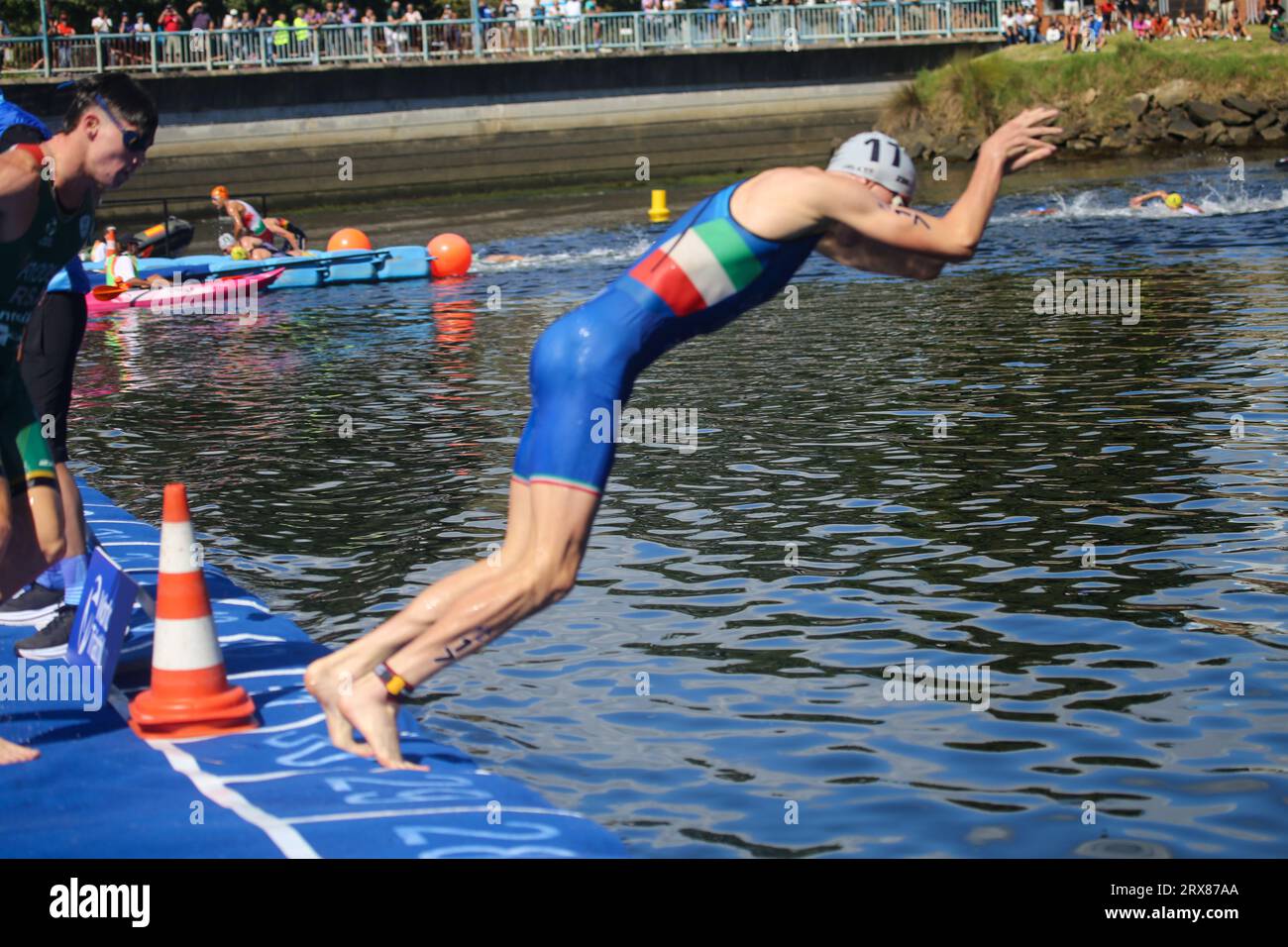 Pontevedra, Spagna, 23 settembre 2023: Il triatleta italiano Alessio Crociani guida la prova di nuoto durante i Campionati del mondo di triathlon U23 2023, il 23 settembre 2023, a Pontevedra, in Spagna. Credito: Alberto Brevers / Alamy Live News. Foto Stock