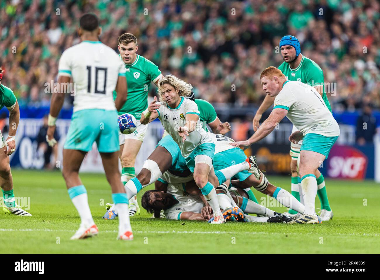 Parigi, Francia. 23 settembre 2023. Il FAF de Klerk del Sudafrica passa il pallone durante la partita di Coppa del mondo di rugby a 7 in piscina B tra Sudafrica e Irlanda allo Stade de France. Crediti: Mateo occhi (Sporteo) / Alamy Live News Foto Stock