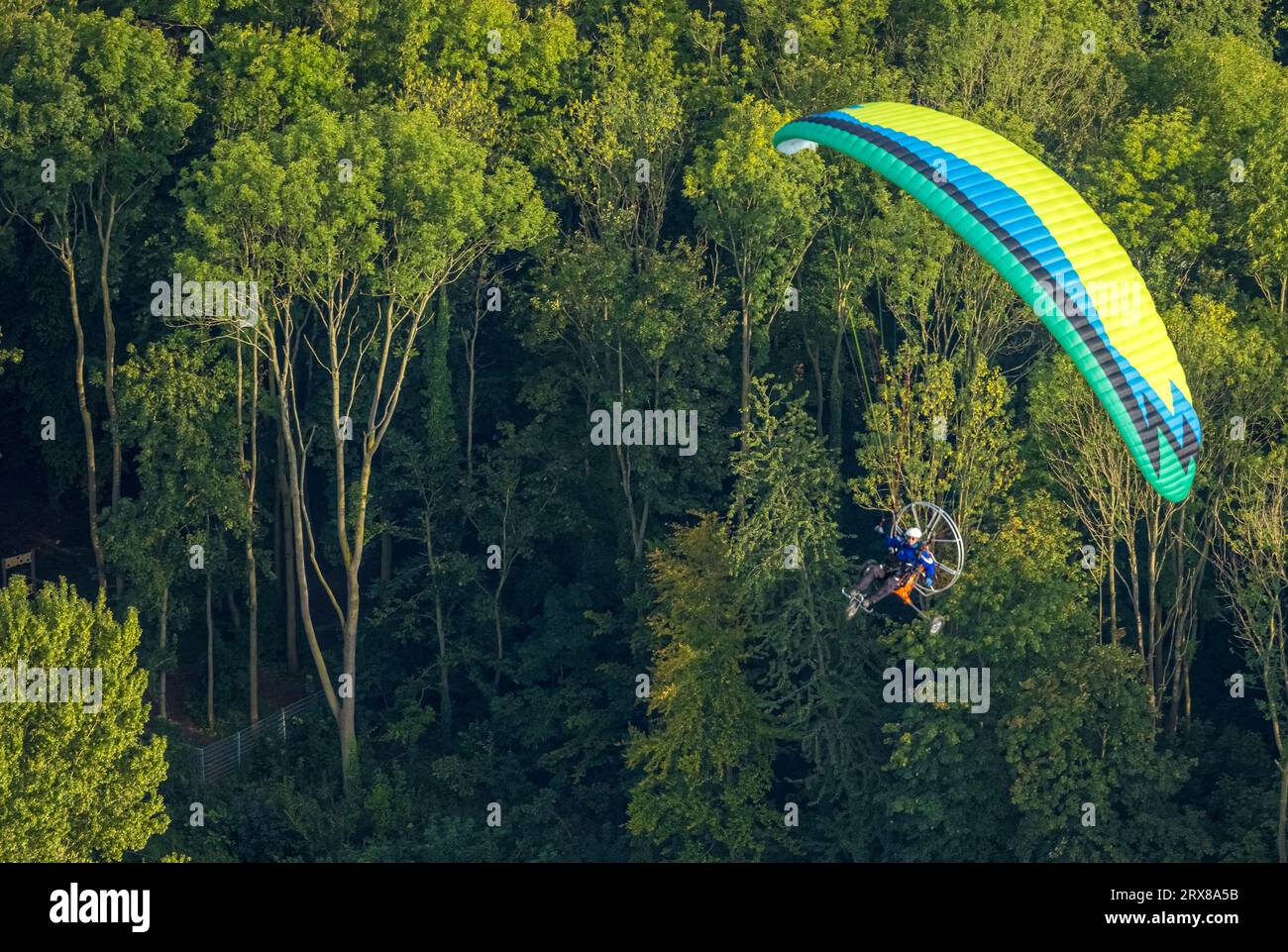 Vista aerea, volo in parapendio con parapendio motorizzato, Werl, Werl-Unnaer Börde, Renania settentrionale-Vestfalia, Germania, DE, Europe, Recreation, Aerial pho Foto Stock
