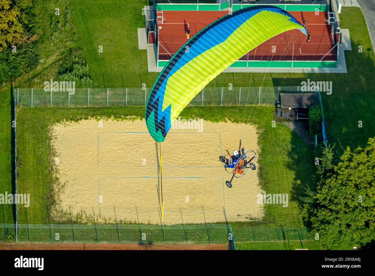 Vista aerea, volo in parapendio con parapendio motorizzato, Werl, Werl-Unnaer Börde, Renania settentrionale-Vestfalia, Germania, DE, Europe, Recreation, Aerial pho Foto Stock