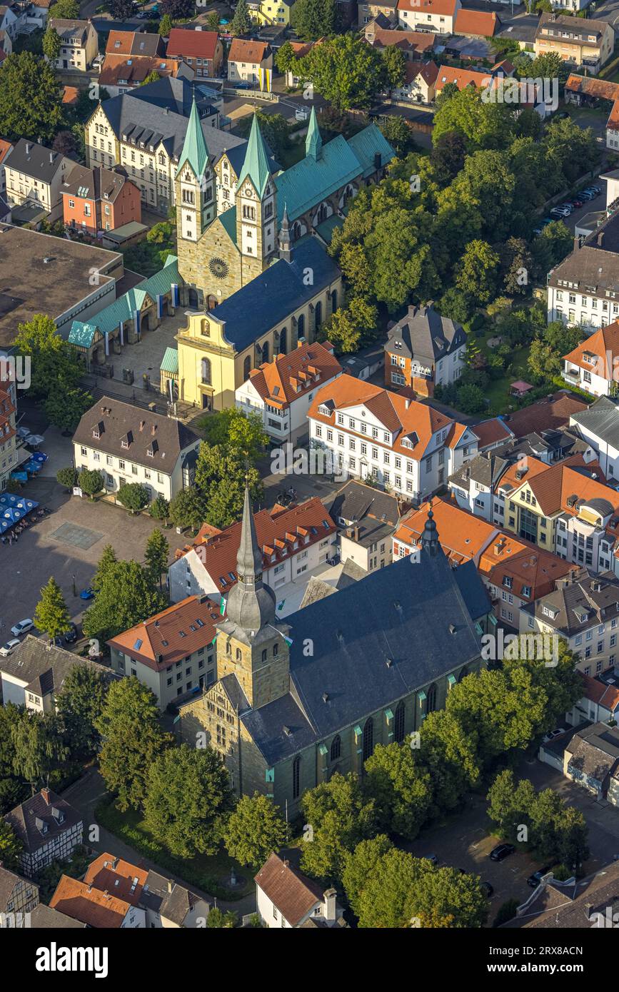 Vista aerea, città vecchia, basilica di pellegrinaggio della Visitazione della Vergine Maria e prevosto chiesa di San Walburga, Werl, Werl-Unnaer Börde, North RHI Foto Stock