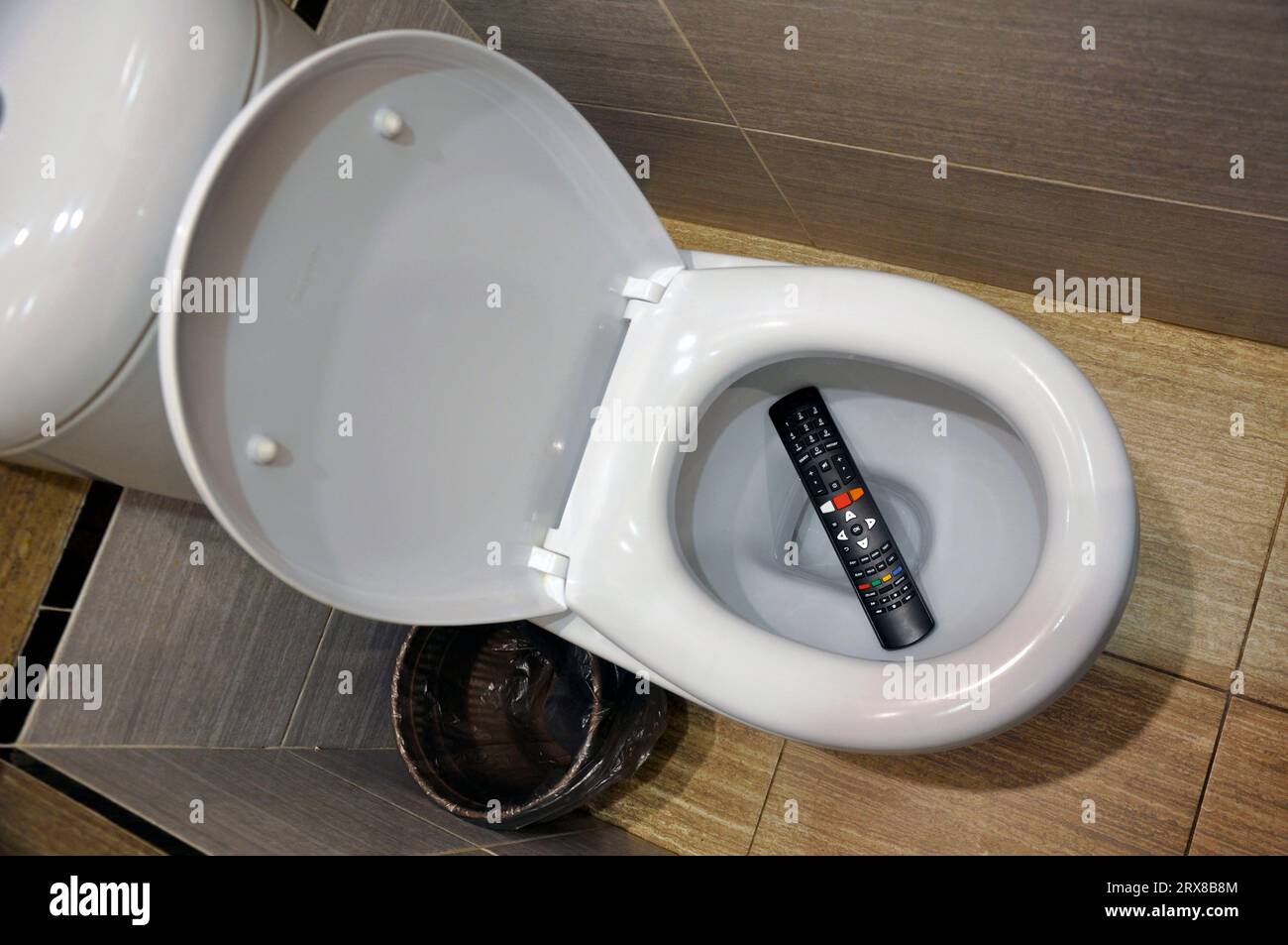 Il telecomando della TV è caduto accidentalmente nel bagno. Foto Stock