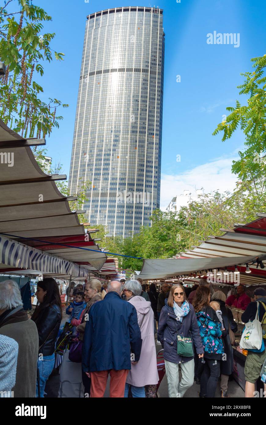Parigi, Francia, Un paesaggio con un tour di Montparnasse e persone che visitano Marché de Montparnasse. Solo editoriale. Foto Stock